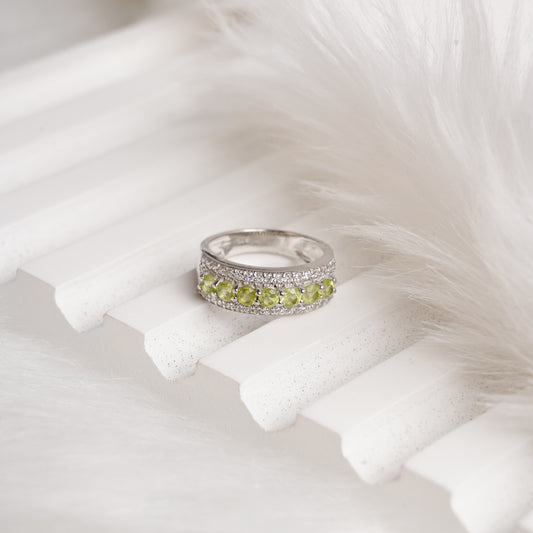 Classic peridot band ring