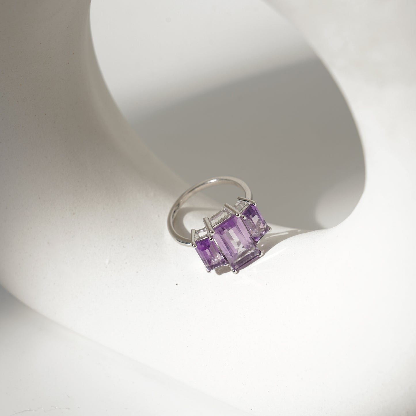 3 Bagget light amethyst gemstone ring